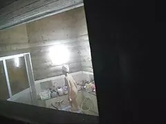 Die junge Hottie zeigt ihre saftigen Titten und ihren feuchten Schlitz vor der Kamera papa fickt freundin