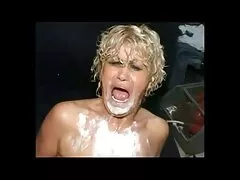 Blondine vaterfickttochter wird auf dem Esstisch hart gefickt