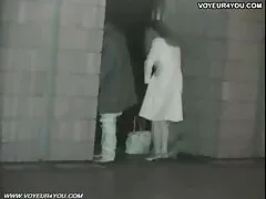 Junges Mädchen, das einen mein papa fickt mich Zwerg saugt