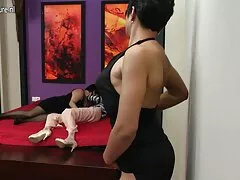Mädchen auf tochter fickt den vater einem Stuhl